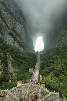 Le Pic Tianmen, une sentinelle majestueuse offrant des vues imprenables sur Lu'an !