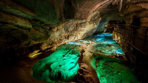 La Grotte de Jade Lumineuse : Un Voyage Souterrain Étincelant !