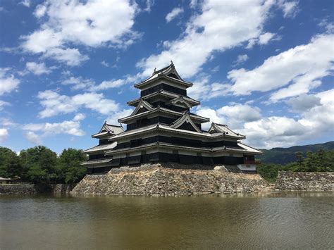 Le Château de Matsumoto : Une forteresse médiévale majestueuse nichée dans les montagnes du Japon !