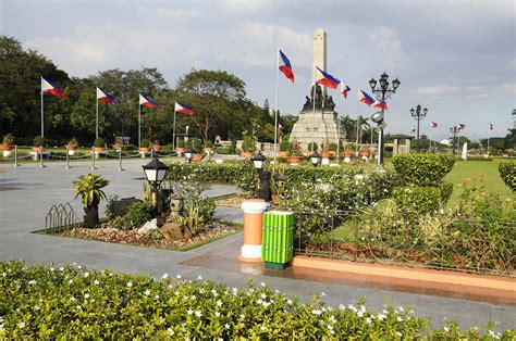 Le Parc Rizal : Un Oasis de Vert au Coeur Vibrant de Surigao City !