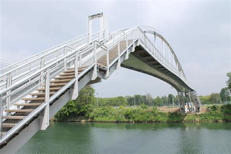  Le Pont de la Constitution : Une passerelle vers l'histoire à Lancaster !