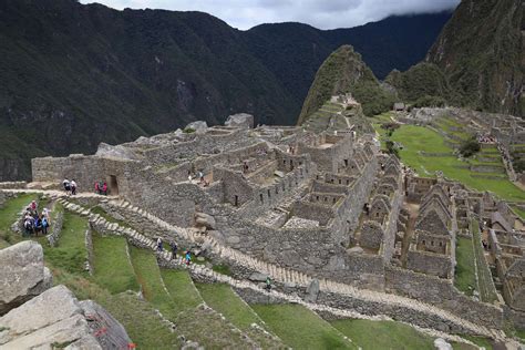   Le Temple de la Terre Sacrée: Un joyau architectural cachée dans les montagnes !