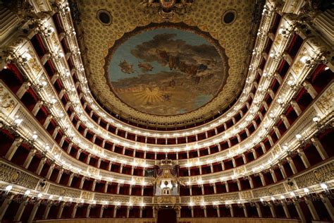  Le Théâtre San Carlo: Un Joyau Architectural et une Fenêtre sur l'Histoire Napolitaine!