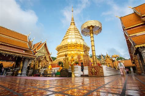  Le Wat Phra That Doi Suthep: Un Temple Splendide Perché sur une Montagne Mystérieuse !