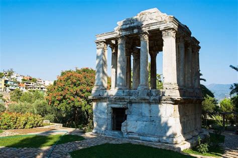  Le Mausolée d'Halicarnasse : Un Monument Antique aux Mystères Impénétrables !